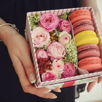 Сладость в радость  Цветы в коробке с десертом